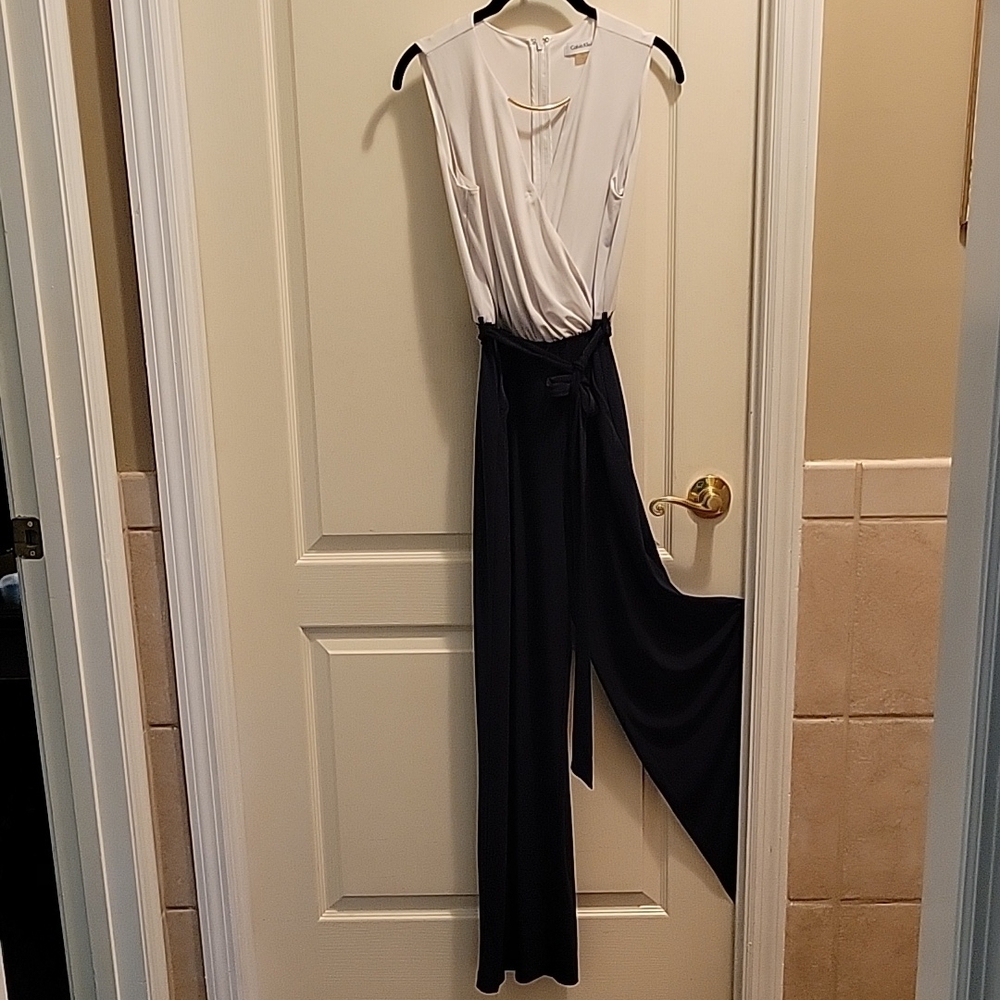 Calvin Klein White Navy  Jumpsuit Sleeveless Gold bar Vneck Back zipper Sz 4 EUC